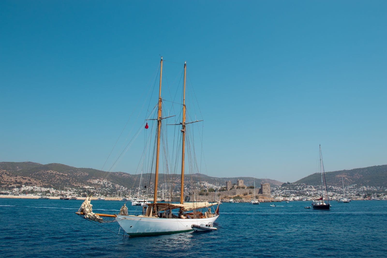 Bodrum Kalesi surları ve yelkenliler