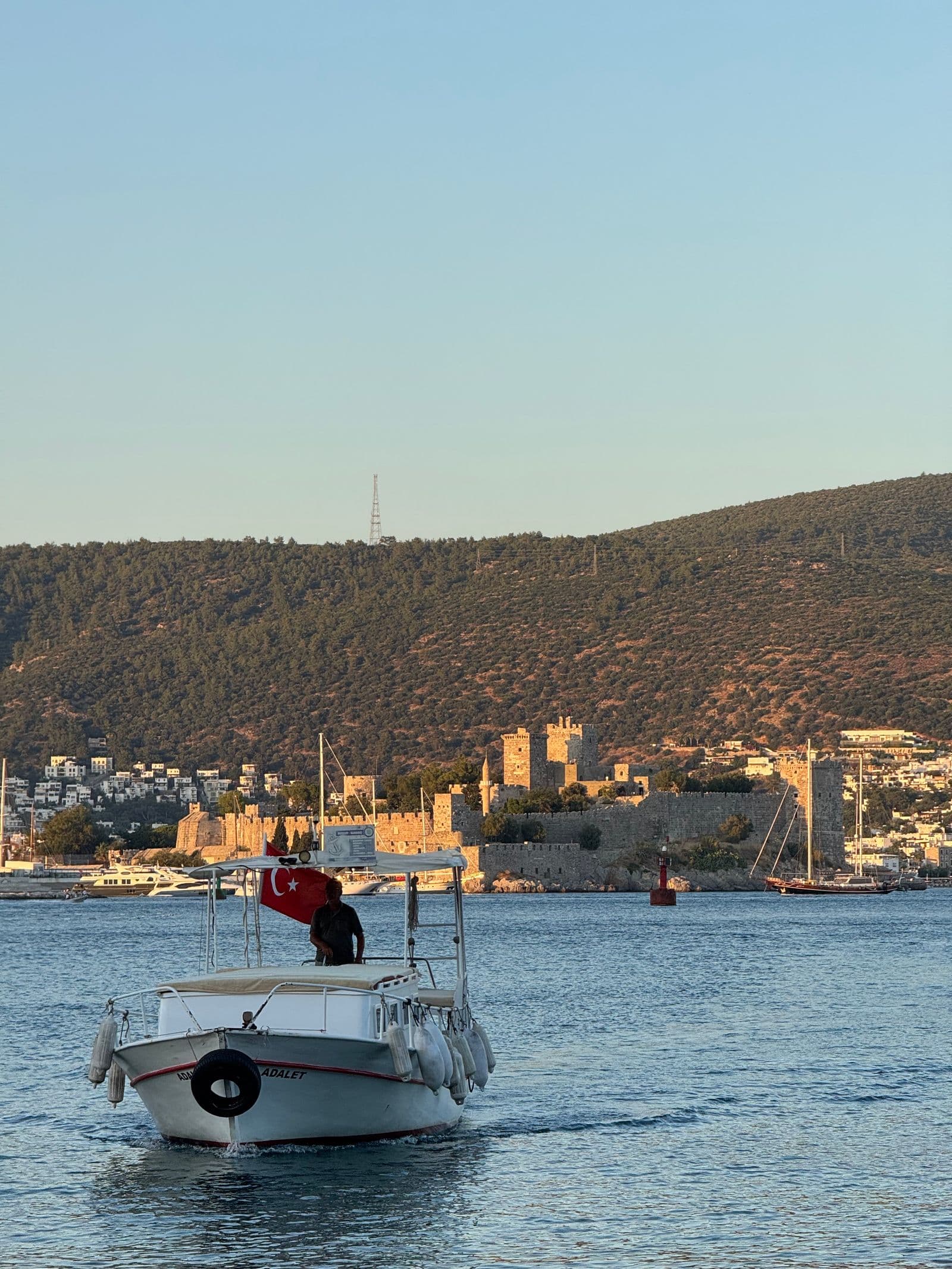Bodrum'da gün batımında yelken yarışları