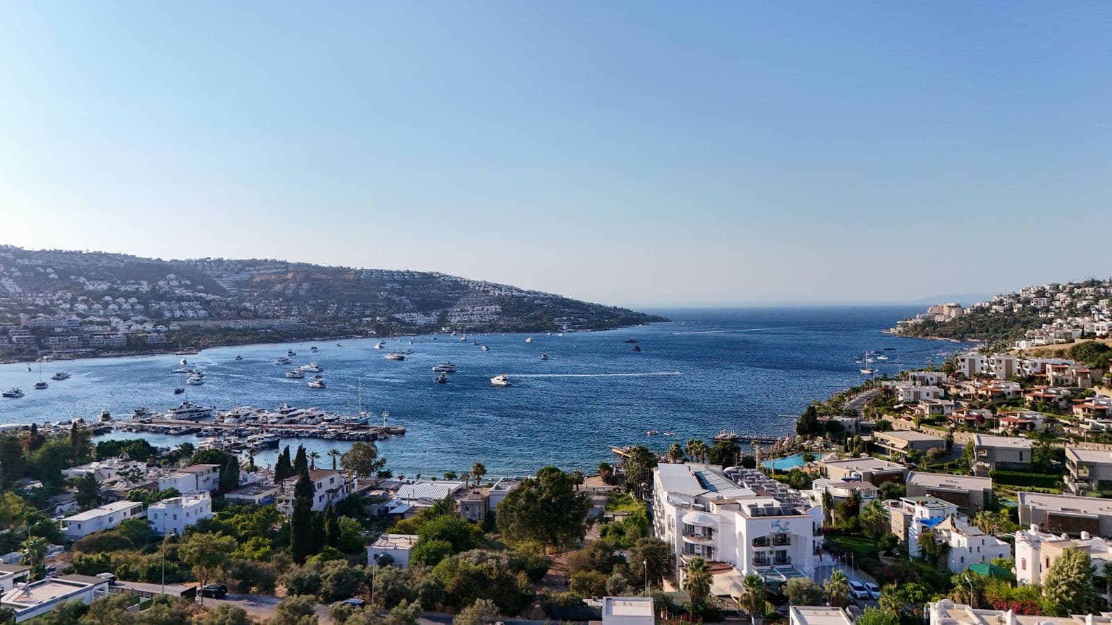 Bodrum kıyı kasabası ve Ege denizi manzarası