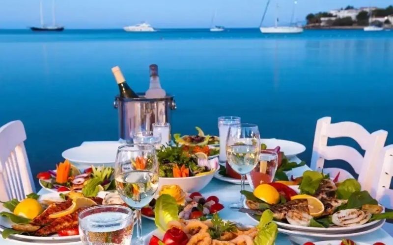 Bodrumda Denize Uzanan Iskelede Mum Isiginda Romantik Aksam Yemegi