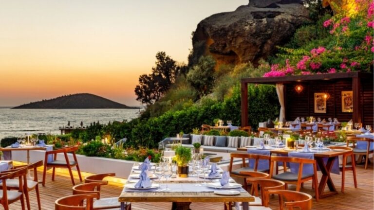 Gun Batiminda Bodrum Sahilindeki Denize Sifir Balik Restoranlari