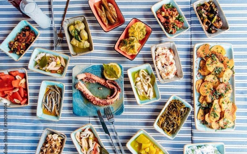 Raki Kadehleri Taze Balik Ve Zengin Meze Tabaklariyla Bodrum Usulu Sofraya Kusbakisi Bakis